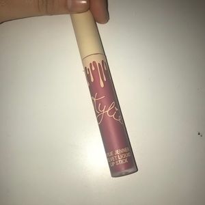 Kylie Cosmetics Velvet Lipstick “Bare”!